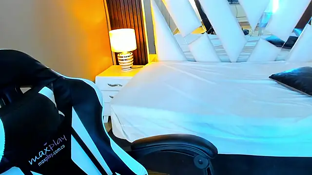 Linda4Petite online show from November 2025 06:08:01 PM