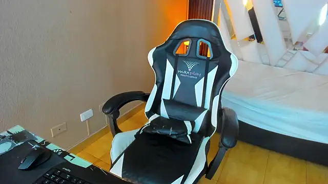 Linda4Petite online show from April 2026 06:20:02 PM