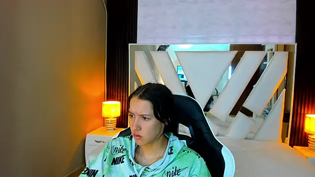 Linda4Petite online show from November 2025 12:54:02 PM