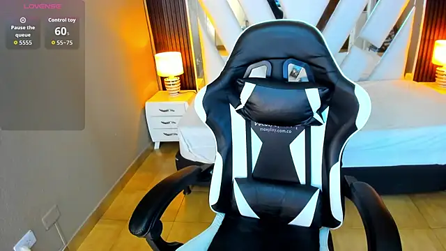 Linda4Petite online show from November 2025 05:56:02 PM