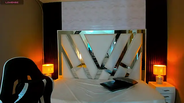 Linda4Petite online show from November 2025 01:16:02 PM