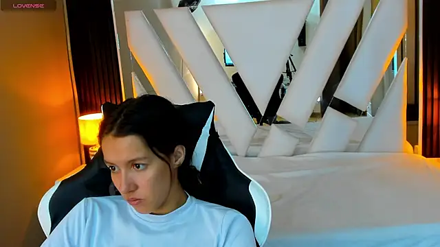 Linda4Petite online show from October 2025 01:24:01 PM