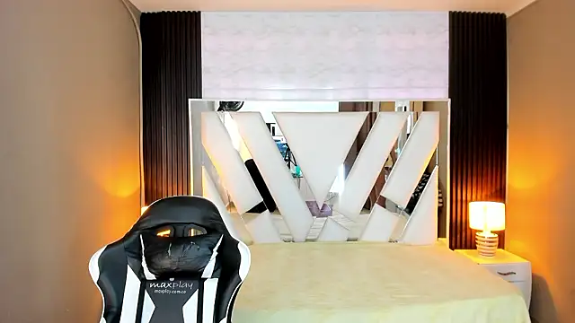 Linda4Petite online show from March 2026 06:43:01 PM