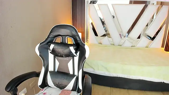 Linda4Petite online show from April 2026 03:04:01 PM