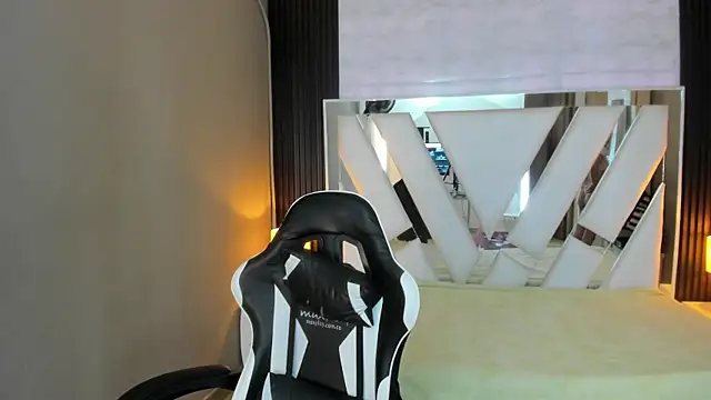 Linda4Petite online show from April 2026 06:31:02 PM