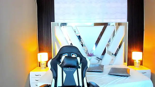 Linda4Petite online show from October 2025 06:18:01 PM