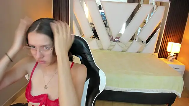 Linda4Petite online show from April 2026 06:47:01 PM