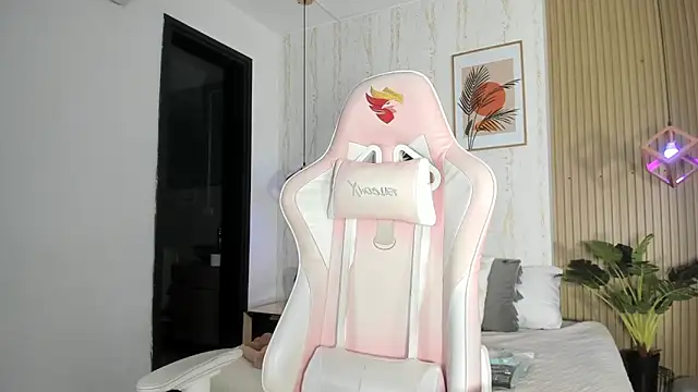 CameronCollins  online show from October 2025 07:43:01 PM