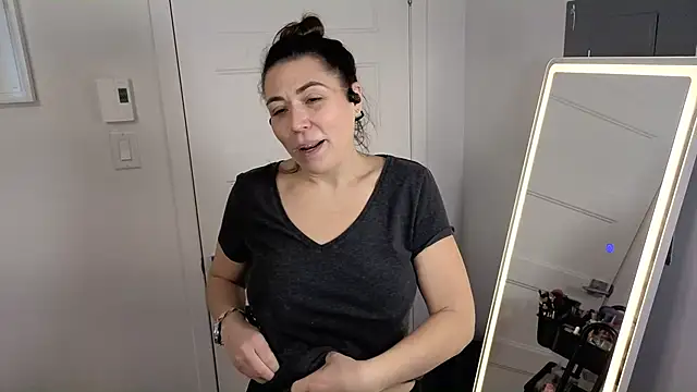 Ellie-L-Elizabeth online show from December 2025 03:11:02 PM