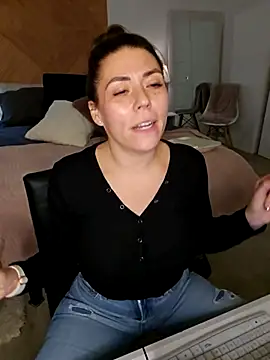 Ellie-L-Elizabeth online show from November 2025 07:47:02 PM