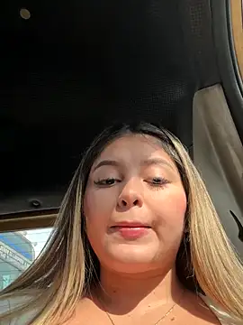 Snapshot of lunablossom_ chatting on October 2025 08:11:02 PM lunablossom online show from October 2025 08:11:02 PM