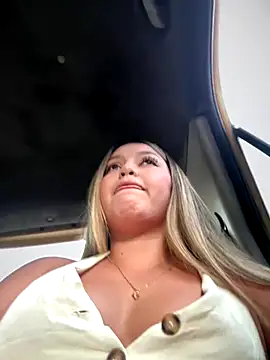 lunablossom  online show from November 2025 08:34:02 PM