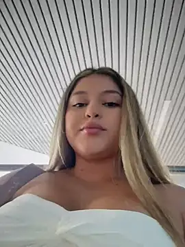 Snapshot of lunablossom_ chatting on June 2026 09:09:01 PM lunablossom online show from June 2026 09:09:01 PM