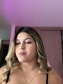 Snapshot of lunablossom_ chatting on October 2025 10:29:01 PM lunablossom online show from October 2025 10:29:01 PM