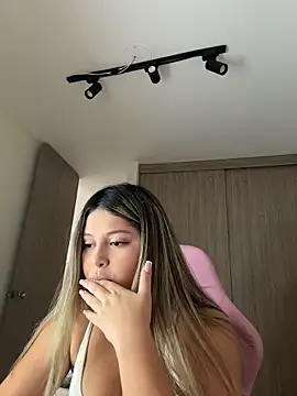 lunablossom  online show from May 2026 09:31:02 PM