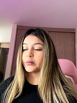 Snapshot of lunablossom_ chatting on October 2025 03:14:02 PM lunablossom online show from October 2025 03:14:02 PM