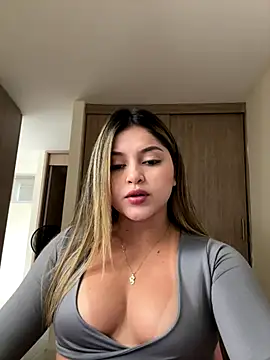 lunablossom  online show from November 2025 10:03:01 PM