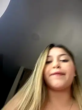 Snapshot of lunablossom_ chatting on October 2025 11:16:02 PM lunablossom online show from October 2025 11:16:02 PM