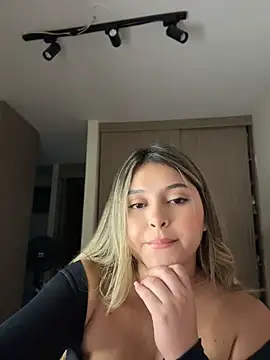 Snapshot of lunablossom_ chatting on July 2026 11:35:02 PM lunablossom online show from July 2026 11:35:02 PM