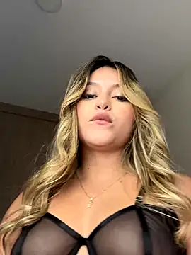 Snapshot of lunablossom_ chatting on September 2025 10:36:02 PM lunablossom online show from September 2025 10:36:02 PM