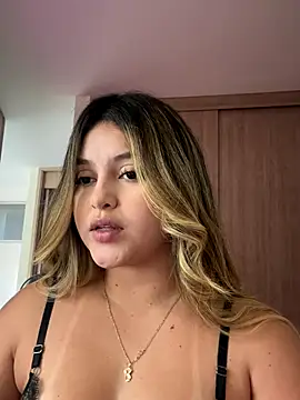 lunablossom  online show from November 2025 09:31:01 PM