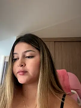 lunablossom  online show from December 2025 09:25:02 PM