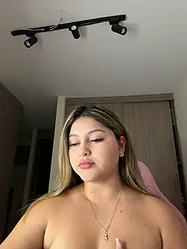 lunablossom  online show from February 2026 11:48:01 PM