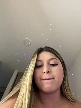 Snapshot of lunablossom_ chatting on March 2025 09:26:01 PM lunablossom online show from March 2025 09:26:01 PM