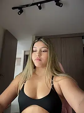 Snapshot of lunablossom_ chatting on June 2026 10:07:01 PM lunablossom online show from June 2026 10:07:01 PM