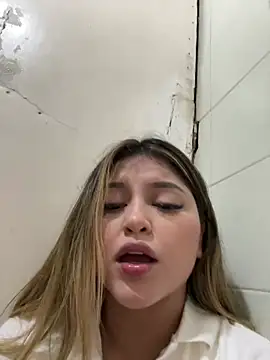 Snapshot of lunablossom_ chatting on March 2025 03:25:01 AM lunablossom online show from March 2025 03:25:01 AM