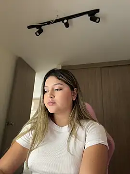 lunablossom  online show from May 2026 09:35:02 PM
