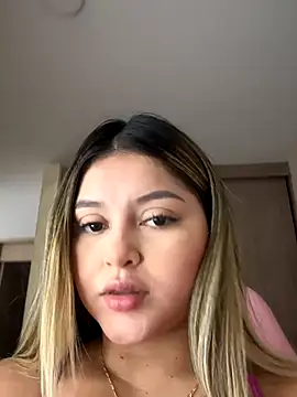 lunablossom  online show from November 2025 05:46:01 PM