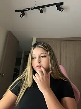 lunablossom  online show from February 2026 01:17:01 AM