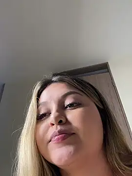 Snapshot of lunablossom_ chatting on February 2025 04:46:02 PM lunablossom online show from February 2025 04:46:02 PM