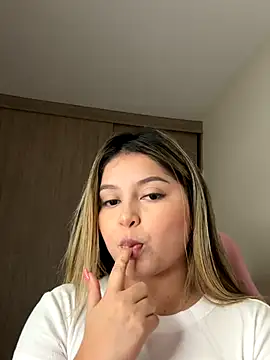 Snapshot of lunablossom_ chatting on September 2025 12:50:02 AM lunablossom online show from September 2025 12:50:02 AM