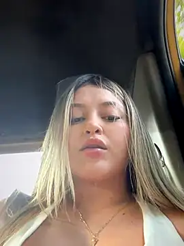 Snapshot of lunablossom_ chatting on September 2025 10:06:01 PM lunablossom online show from September 2025 10:06:01 PM