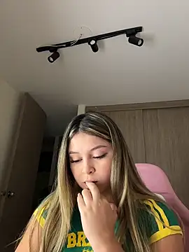 lunablossom  online show from February 2026 12:18:01 AM