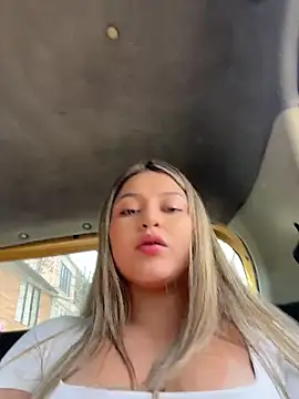 Snapshot of lunablossom_ chatting on June 2026 08:14:02 PM lunablossom online show from June 2026 08:14:02 PM