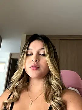 lunablossom  online show from November 2025 08:42:01 PM