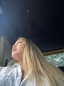 lunablossom  online show from February 2026 10:23:02 PM