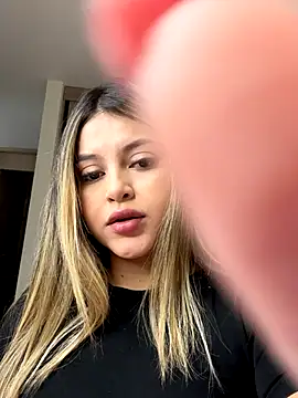 Snapshot of lunablossom_ chatting on September 2025 03:12:02 PM lunablossom online show from September 2025 03:12:02 PM