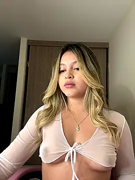 Snapshot of lunablossom_ chatting on September 2025 11:54:01 PM lunablossom online show from September 2025 11:54:01 PM