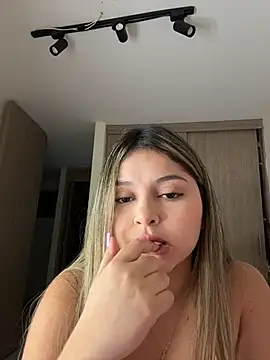 lunablossom  online show from March 2026 11:32:01 PM