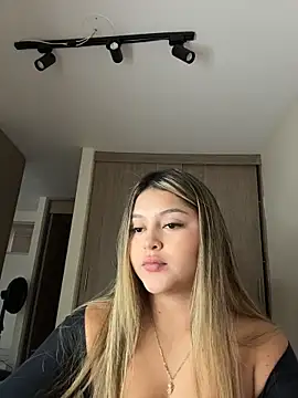 lunablossom  online show from February 2026 10:55:01 PM