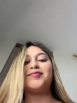 Snapshot of lunablossom_ chatting on February 2025 10:38:02 PM lunablossom online show from February 2025 10:38:02 PM