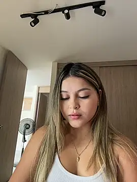 lunablossom  online show from February 2026 06:18:02 PM