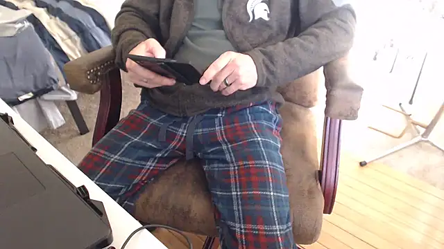 Snapshot of QueenDenizeAndTheCaptain chatting on December 2024 03:17:02 PM QueenDenizeAndTheCaptain online show from December 2024 03:17:02 PM