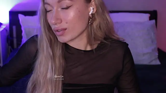 Snapshot of Blondie_Bunny chatting on December 2024 04:02:02 AM Blondie Bunny online show from December 2024 04:02:02 AM