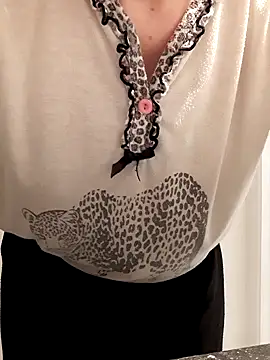 Snapshot of Moi_Lina chatting on December 2025 02:17:01 PM Moi Lina online show from December 2025 02:17:01 PM