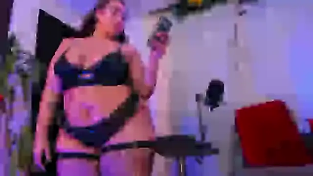 Snapshot of HannaMiills@xh chatting on April 2026 02:01:02 PM HannaMiillsxh online show from April 2026 02:01:02 PM